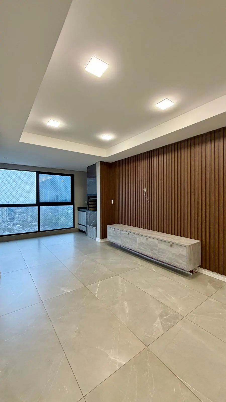 Sala de estar com painel ripado – Edifício Residencial Liberty