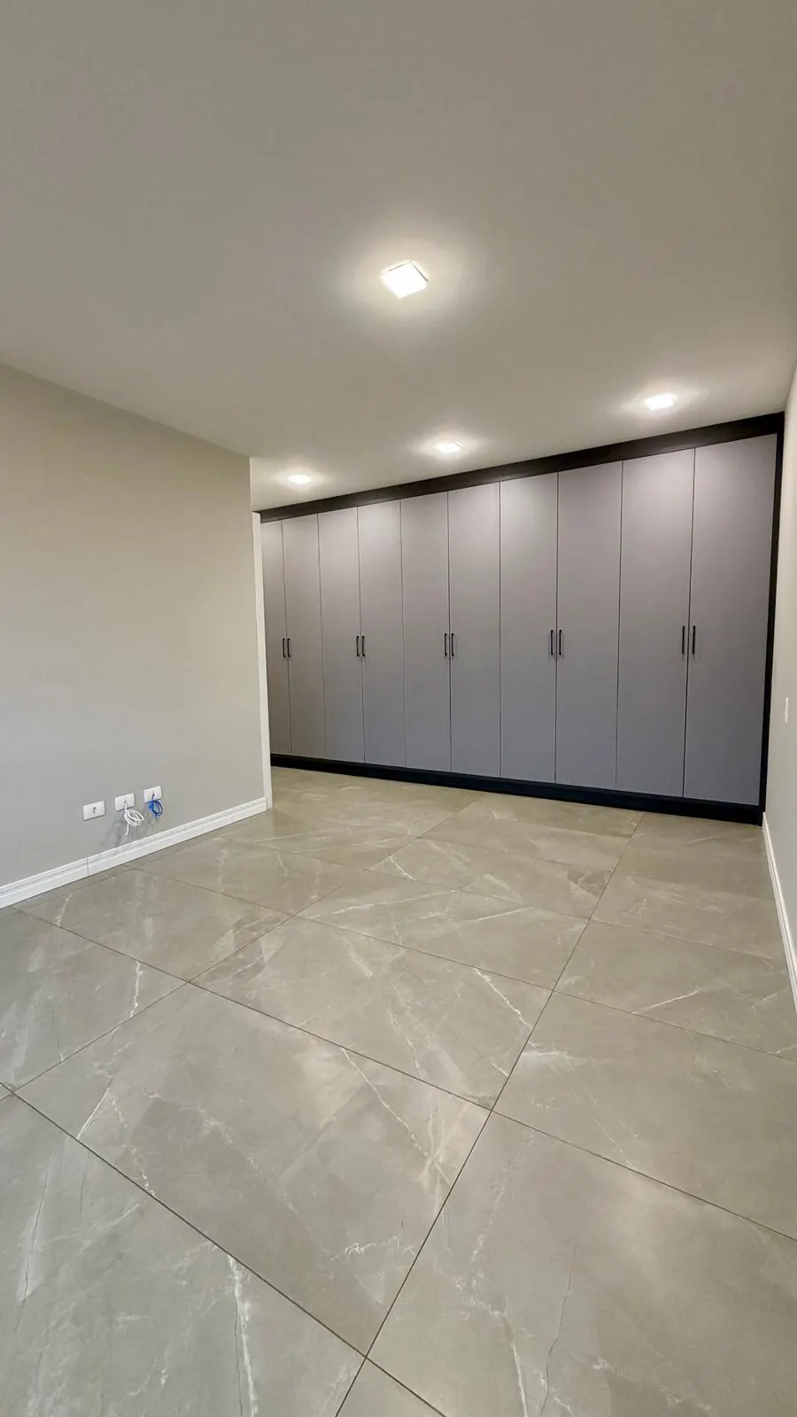 Suíte com armários sob medida – Edifício Residencial Liberty