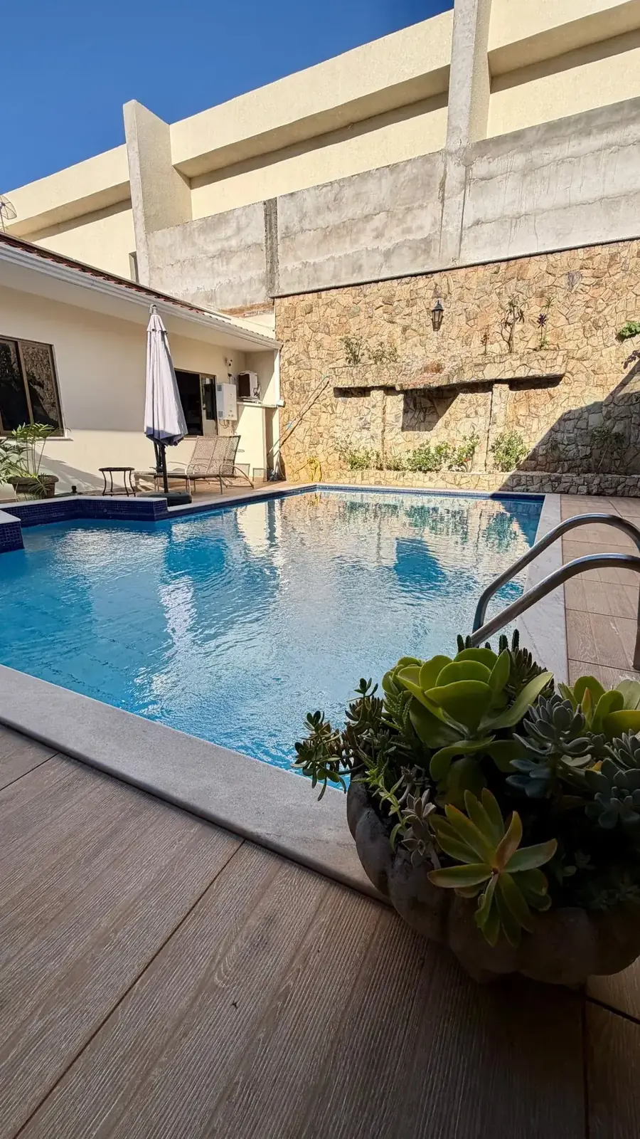 Piscina e muro de pedra – Casa Térrea Jardim Panorama