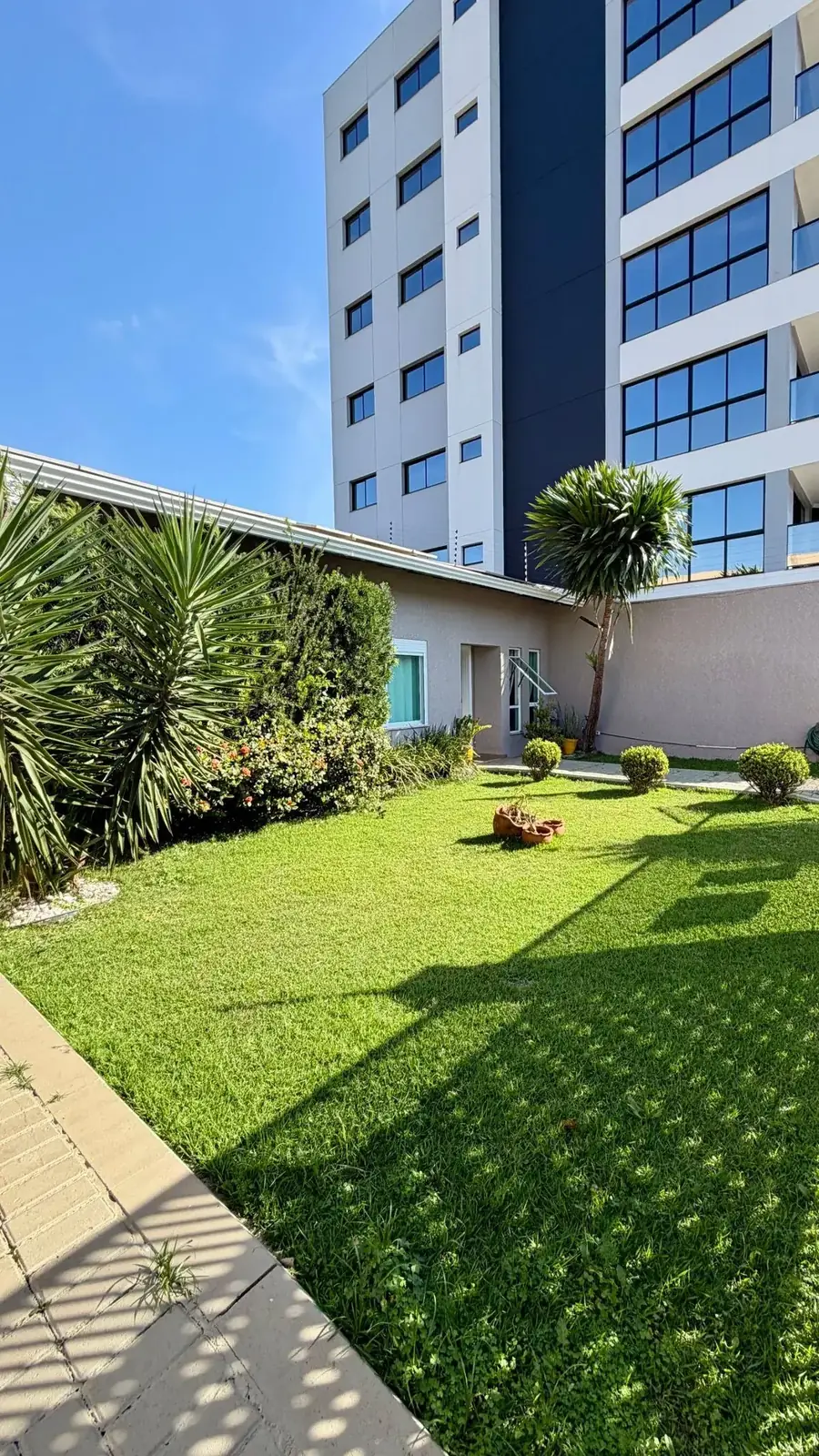 Jardim e fachada – Casa Térrea Vila A