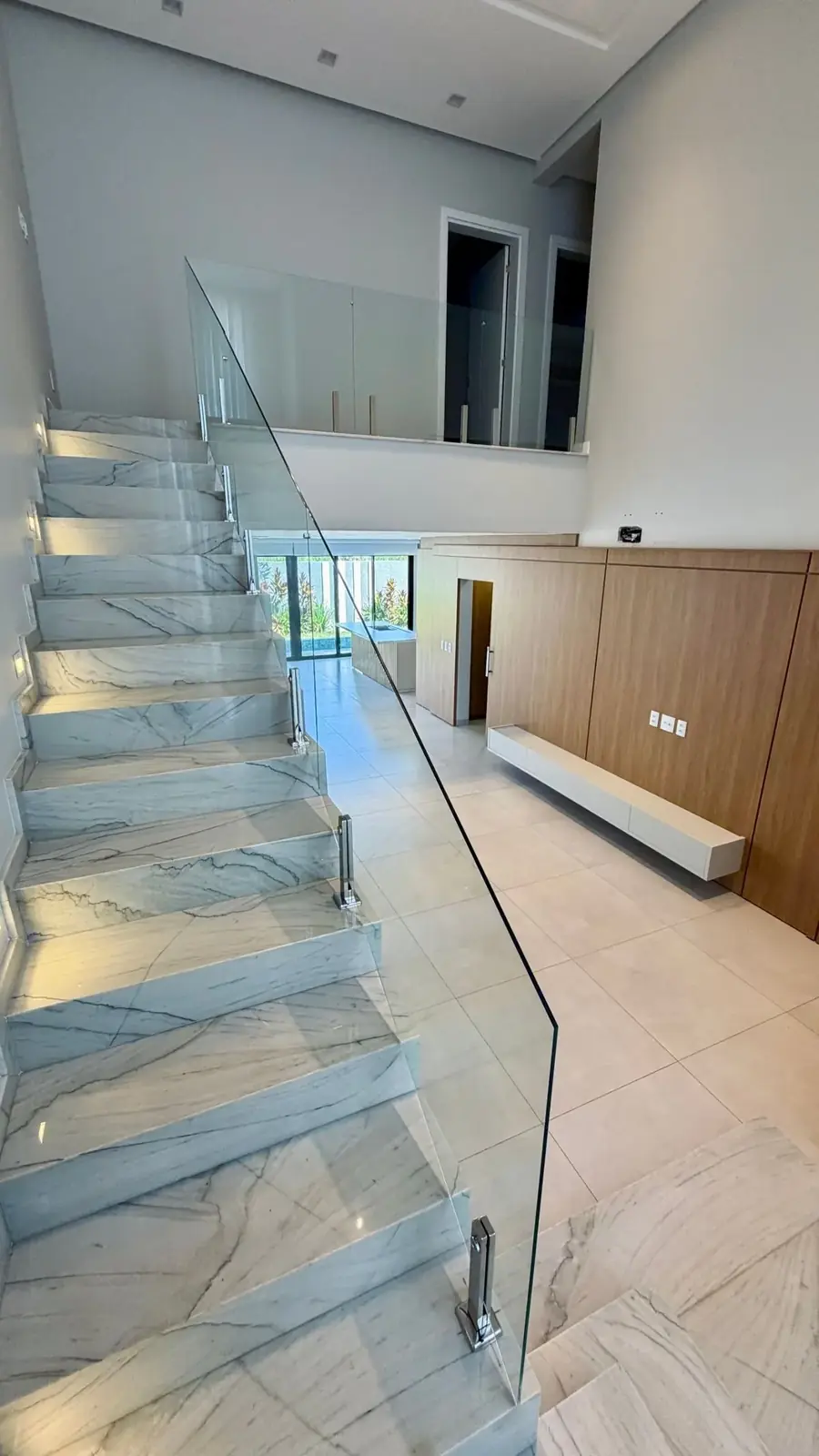 Escada em mármore – Sobrado Terras Alpha I